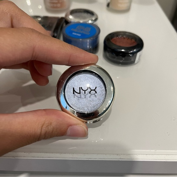 Bundle of 4 eyeshadows, 1 bkush and 2 body shimmers - Picture 9 of 14